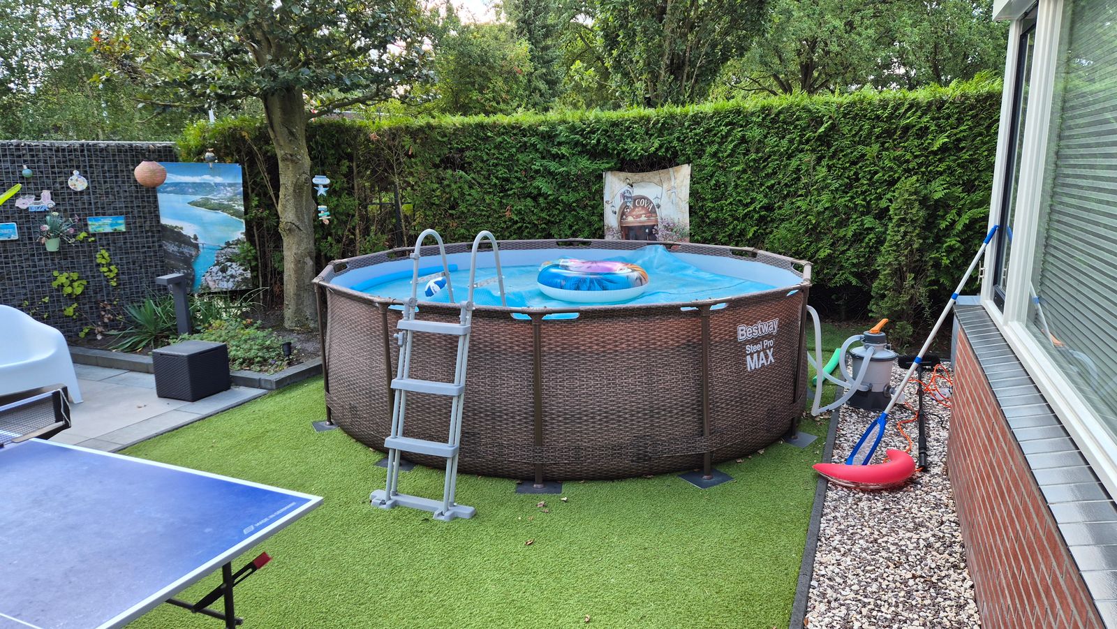 Zwembad in de tuin van Bas
